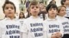 کودکان با شعار «اتحاد علیه بیان نفرت‌انگیز، در جلسه ویژه دبیرکل سازمان ملل