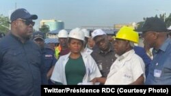 Président Félix Tshisekedi (1e G) akiti na chantier moko ya OVD pene na DG ya OVD Benjami Wenga na Kinshasa, RDC, 13 février 2020. (Twitter/Président RDC)