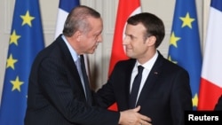 Presiden Turki Recep Tayyip Erdogan saat bertemu Presiden Perancis Emmanuel Macron di Istana Elysee, Paris, 5 Januari lalu (foto: dok). 