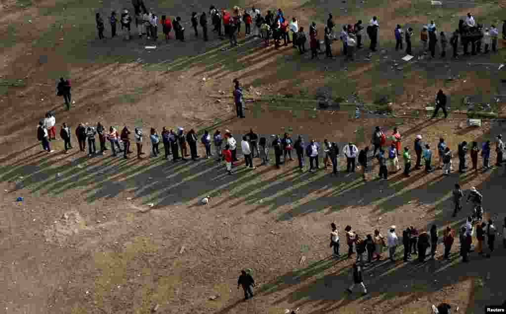 Les électeurs font la queue pour aller voter à Nairobi, au Kenya, le 8 août 2017. &nbsp;