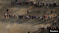 Des électeurs se mettent en ligne pour aller voter dans les bureaux de vote, à Nairobi, au Kenya, le 8 août 2017.