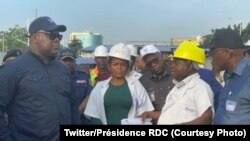 Président Félix Tshisekedi (1e G) akiti na chantier moko ya OVD pene na DG ya OVD Benjami Wenga na Kinshasa, RDC, 13 février 2020. (Twitter/Président RDC)