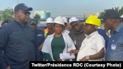 Président Félix Tshisekedi (1e G) akiti na chantier moko ya OVD pene na DG ya OVD Benjami Wenga na Kinshasa, RDC, 13 février 2020. (Twitter/Président RDC)