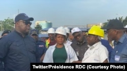 Président Félix Tshisekedi (1e G) akiti na chantier moko ya OVD pene na DG ya OVD Benjami Wenga na Kinshasa, RDC, 13 février 2020. (Twitter/Président RDC)