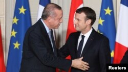 Fransa prezidenti Emmanuel Makron və Türkiyə prezidenti Rəcəb Tayyib Ərdoğan Parisdə birgə mətbuat konfransında, 5 yanvar, 2018.