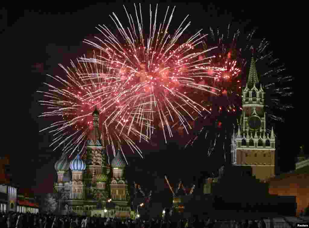 Espectáculo de fogo de artifício na Praça Vermelha, em Moscovo, Rússia.