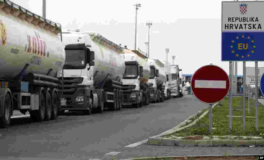 Meanwhile, tensions escalate between Serbia and Croatia as the long-time foes struggle to come up with a coherent way to deal with tens of thousands of migrants streaming through the Balkan nations to seek sanctuary in other parts of Europe.&nbsp;​A long queue of vehicles waits at the no man&#39;s land at the Batrovci border crossing near Batrovci, about 100 km west from Belgrade, Serbia.