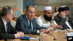 لاروف حین سخنرانی در نشست صلح مسکو که در آن نمایندگان گروه طالبان نیز شرکت کرده اند