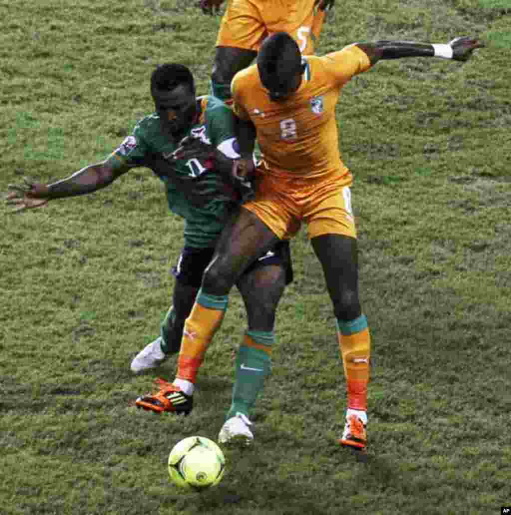 Ivory Coast's Salomon Kalou (R) challenges Christopher Katongo of Zambia during their African Nations Cup final soccer match at the Stade De L'Amitie Stadium in Gabon's capital Libreville February 12, 2012.