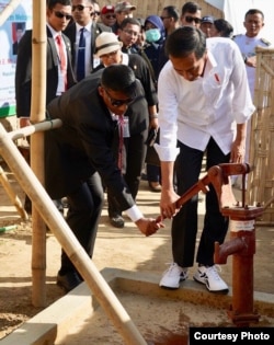 Presiden Joko Widodo melihat kondisi sanitasi air bersih di kamp pengungsian etnis Rohingya Jamtoli di Coxs Bazar Bangladesh Minggu 28 Januari 2018. (Foto: Setpres RI)