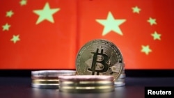 Foto ilustrasi mata uang kripto dengan latar bendera China, 2 Juni 2021. 