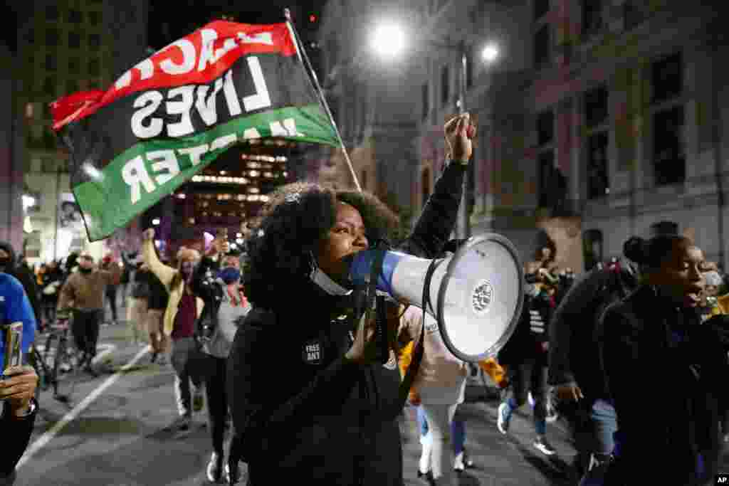 Les manifestations se sont poursuivies à Philadelphie, en Pennsylvanie, le 4 novembre 2020.