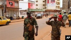 Wapiganaji wa kundi la waasi la Seleke wapiga doria kati kati ya mji mkuu wa Bangui. March 27, 2013. 