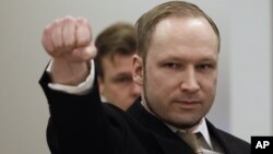 El extremista noruego Anders Behring Breivik levanta el puño al llegar a la Corte.