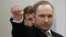 El extremista noruego Anders Behring Breivik levanta el puño al llegar a la Corte.