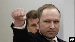 Anders Behring Breivik saat tiba di pengadilan Oslo, Norwegia (16/4). Breivik mengatakan tindakannya dilakukan untuk membela diri.