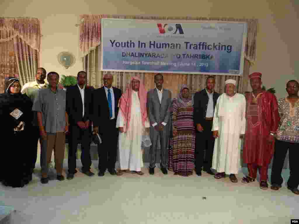 Laanta Af-Soomaaliga ee VOA oo "Kulan Dadweyne" oo looga hadlayo Dhalinyarada iyo Tahriibka ku qabatay magaalda Hargeysa, June 14, 2013.