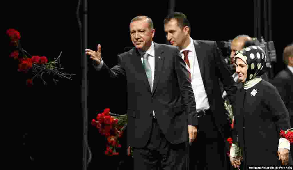 Konuşmasından sonra eşi Emine Erdoğan&#39;la birlikte Lanxess Arena&#39;daki yandaşlarını selamlayan ve kırmızı karanfil dağıtan Başbakan Erdoğan