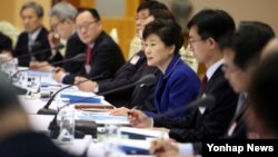 박근혜 한국 대통령(가운데)이 16일 청와대에서 열린 통일준비위원회 위원장단 집중토론회의에서 인사말을 하고 있다.