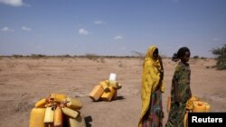 صومالیہ کے خشک سالی سے متاثرہ علاقے میں عورتیں پانی کی تلاش میں۔ فروری 2017
