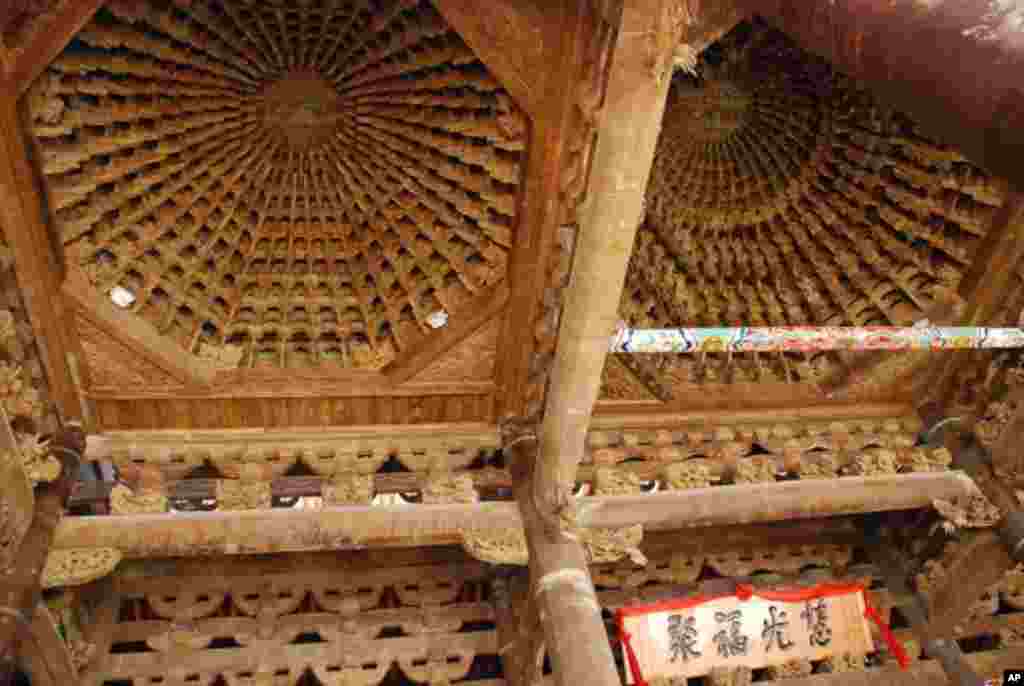 慧聚寺天后宮媽祖殿最值得欣賞的建築工藝，是殿內上方的三大木構藻井