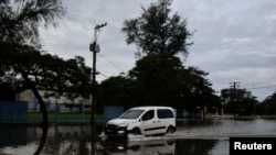 Un automóvil circula por una calle inundada después de que el huracán Rafael dejara sin servicio eléctrico al país, en La Habana, Cuba, el 7 de noviembre de 2024. REUTERS/Norlys Pérez.