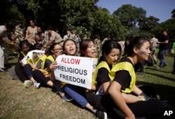 流亡藏族青年活动分子在中国驻印度大使馆外面组成人链，要求中国政府取消拆除喇荣五明佛学院一部分的计划（2016年10月14日）。这个学院在四川省甘孜藏族自治州色达县境内