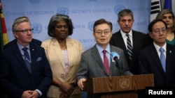 한국의 황준국 주유엔 대사가 12일 북한 인권 관련 공개회의에 앞서 각국 대사들과 함께 공동 회견을 열었다. 