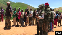 Les membres d'une milice dans les haut-plateaux, au Sud-Kivu, RDC, avril 2017. (VOA/Charly Kasereka)