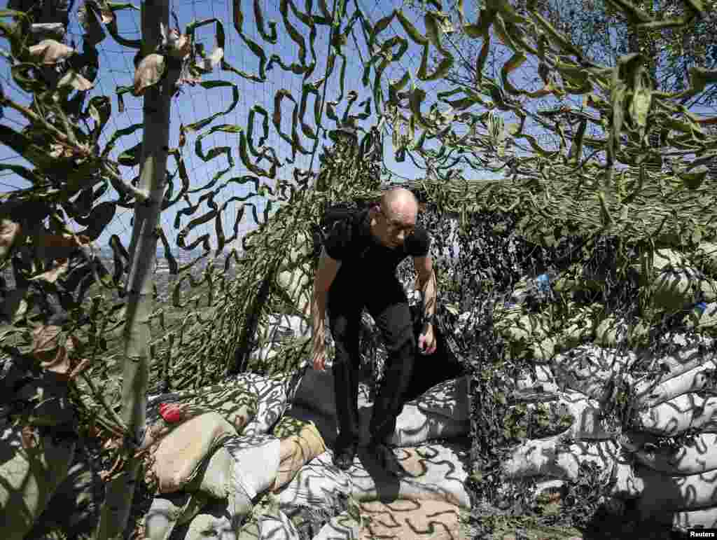 Prime Minister Arseny Yatseniuk inspects positions held by Ukrainian servicemen, Slovyansk, July 16, 2014.