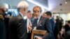 Direktur Jenderal Badan Nergy Atom Internasional (IAEA) Rafael Grossi (tengah) hadi dalam sebuah pertemuan di Forum Ekonomi Dunia (WEF) di Davos, pada 16 Januari 2024. (Foto: AFP/Fabrice Coffrini)