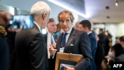 Direktur Jenderal Badan Nergy Atom Internasional (IAEA) Rafael Grossi (tengah) hadi dalam sebuah pertemuan di Forum Ekonomi Dunia (WEF) di Davos, pada 16 Januari 2024. (Foto: AFP/Fabrice Coffrini)