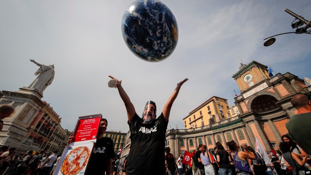 Na foto de arquivo desta quinta-feira, 22 de julho de 2021, pessoas se manifestam paralelamente a uma reunião do G20 sobre meio ambiente, em Nápoles, Itália. (AP Photo / Salvatore Laporta, Arquivo)