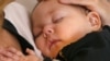 Батьки наражають немовлят на небезпеку «смерті у колисці» – дослідження США