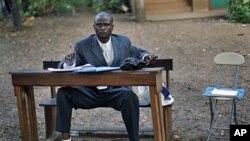 A Guinean election observer waits for votes to be counted at the closing of polls at a polling station in Conakry, 07 Nov 2010