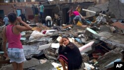 Une femme pleure au milieu des décombres de sa maison, détruite par l'ouragan Matthew à Baracoa, Cuba, 5 octobre 2016.