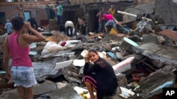 En la foto se observan daños en la isla de Cuba. SeaWorld en Orlando anunció en su página que se "anticipan horarios modificados debido al huracán Matthew". Los que habitan en casas rodantes o prefabricadas también deben abandonarlas.