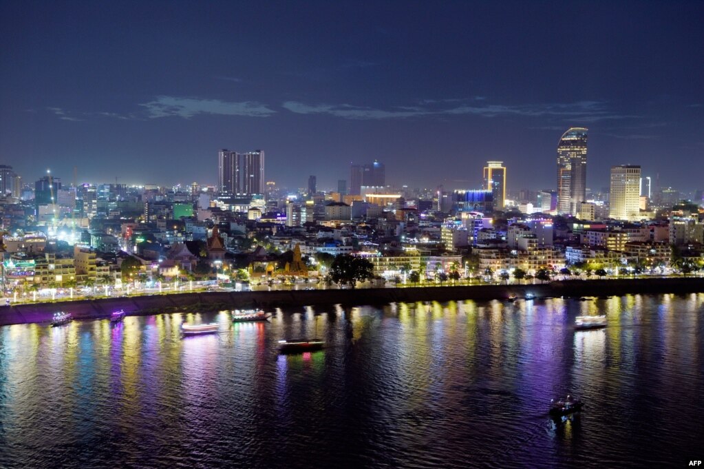 រូបឯកសារ៖ ទិដ្ឋភាពទីក្រុងភ្នំពេញ ពោរពេញដោយសំណង់អគារខ្ពស់ស្កឹមស្កៃនាពេលរាត្រី រាជធានីភ្នំពេញ កាលពីថ្ងៃទី៨ ខែធ្នូ ឆ្នាំ២០១៨។