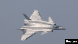 China menampilkan untuk pertama kali jet tempur siluman J-20 dalam Airshow China di kota Zhuhai, provinisi Guangdong, China selatan, Selasa (1/11).