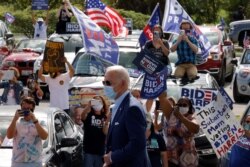 Calon presiden dari Partai Demokrat AS Joe Biden tampil di panggung dalam kampanye Get Out the Vote di Coconut Creek, Florida, AS, 29 Oktober 2020. (Foto: REUTERS/Brian Snyder)