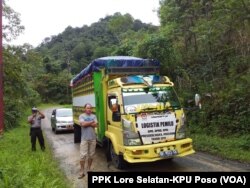 Personil TNI-Polri dan petugas KPPS bekerja keras mendistribusikan dan mengumpulkan kembali seluruh logistik pemilu dari pedalaman Poso, Sulawesi Tengah, April 2019 (foto: PPK Lore Selatan/KPU-Poso)