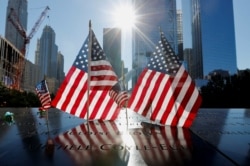 紐約曼哈頓9/11紀念池四周飄揚著美國國旗。