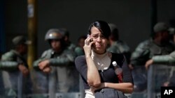 Una pariente de un preso político en la prisión de La Planta, en Caracas, llora mientras informa de su detenido al resto de su familia.