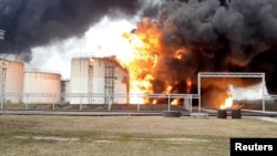 Gambar yang diambil dari rekaman video menunjukkan depot bahan bakar yang terbakar di kota Belgorod, Rusia 1 April 2022. (Foto: Kementerian Darurat Rusia via Reuters)