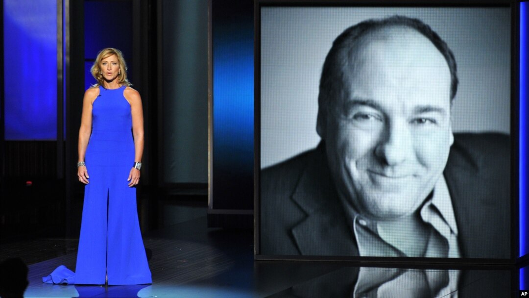 La acriz Edie Falco presenta un homenaje al fallecido actor James Gandolfini, durante la 65a. ceremonia de los premios Emmy en Los Angeles.