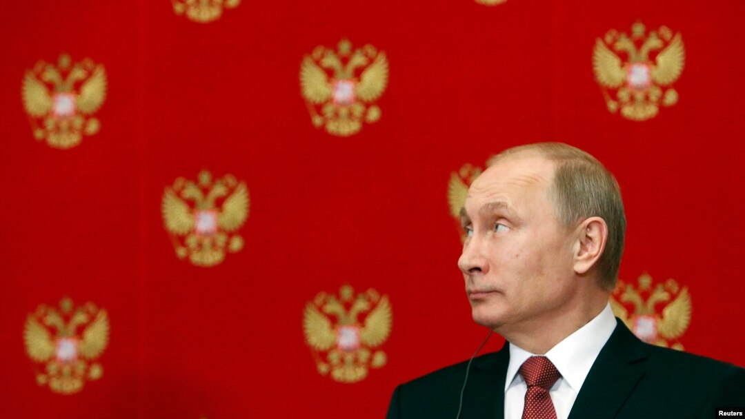 Presiden Rusia Vladimir Putin dalam konferensi pers menyusul pertemuan dengan Perdana Menteri Italia Matteo Renzi di Kremlin, Moskow (5/3). (Reuters/Sergei Karpukhin)