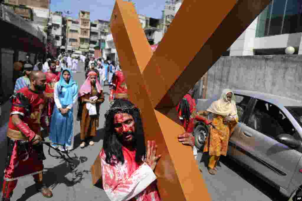 Devotos cristianos en Jammu, India, recrean la Crucifixión de Jesús durante la procesión de Viernes Santo. Foto AP.