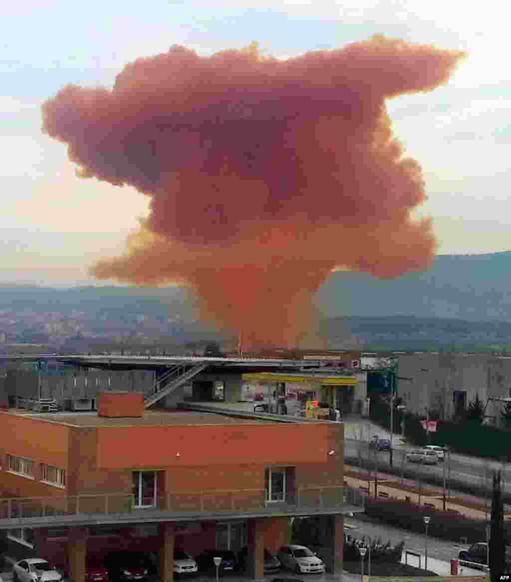 This handout picture released by Spanish Proteccion Civil (Civil Defence) shows a toxic orange cloud spread after a chemical explosion at a warehouse in the Spanish north-eastern Catalonian town of Igualada.