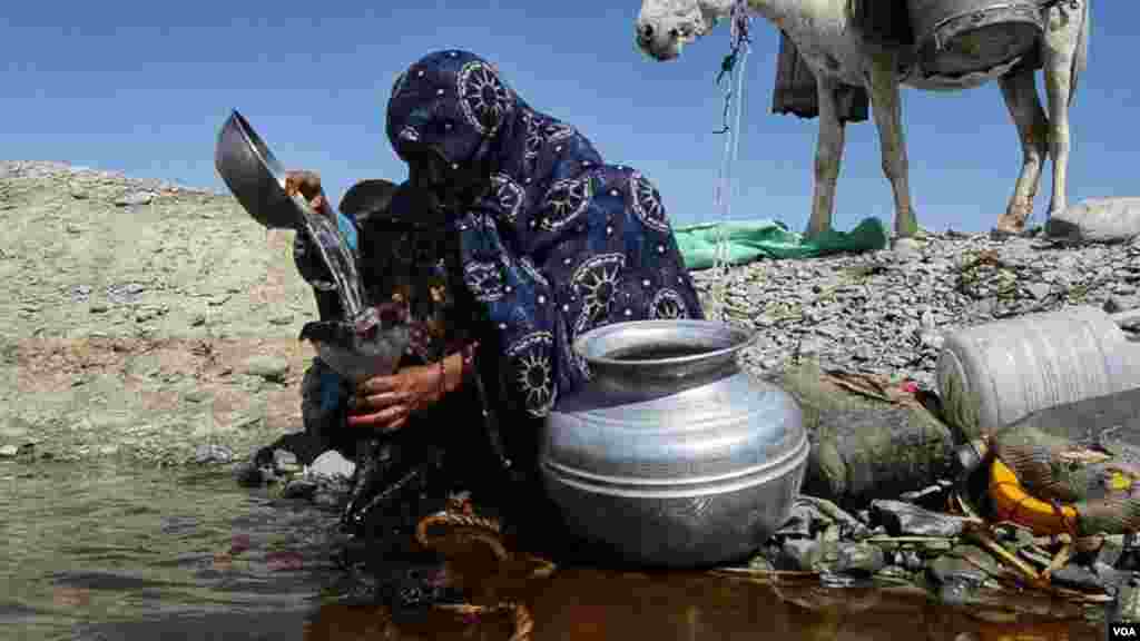 صوبے کے مختلف اضلاع میں کاریز محدود تعداد میں موجود ہیں اس لیے بھی خواتین اور بچوں کو پانی بھرنے کے لیے دور دراز کا سفر طے کرنا پڑتا ہے۔ 