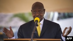President Yoweri Museveni ya Ouganda azopesa lisikulu o'mokolo mwa limpanda na Kampala, le 4 juin, 2021. 